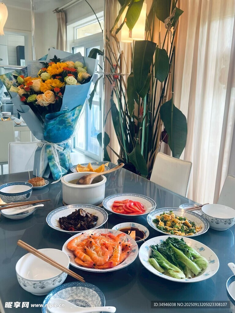 精致餐桌美食與鮮花裝點