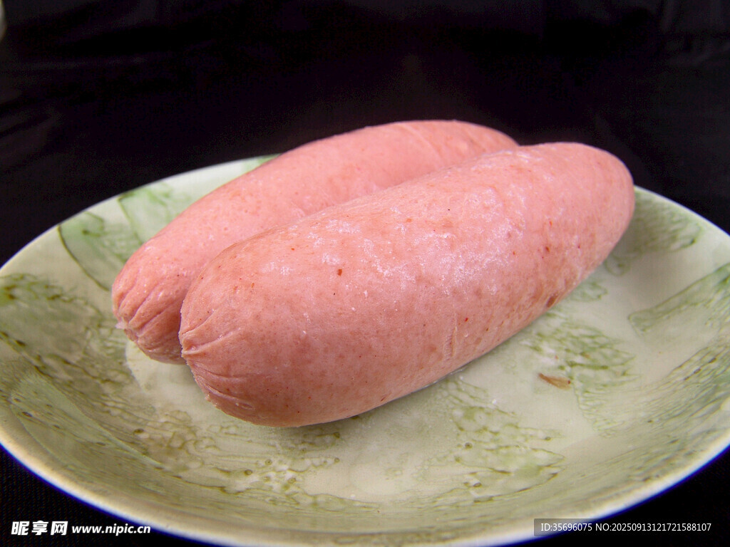 盤中雙根粉色香腸