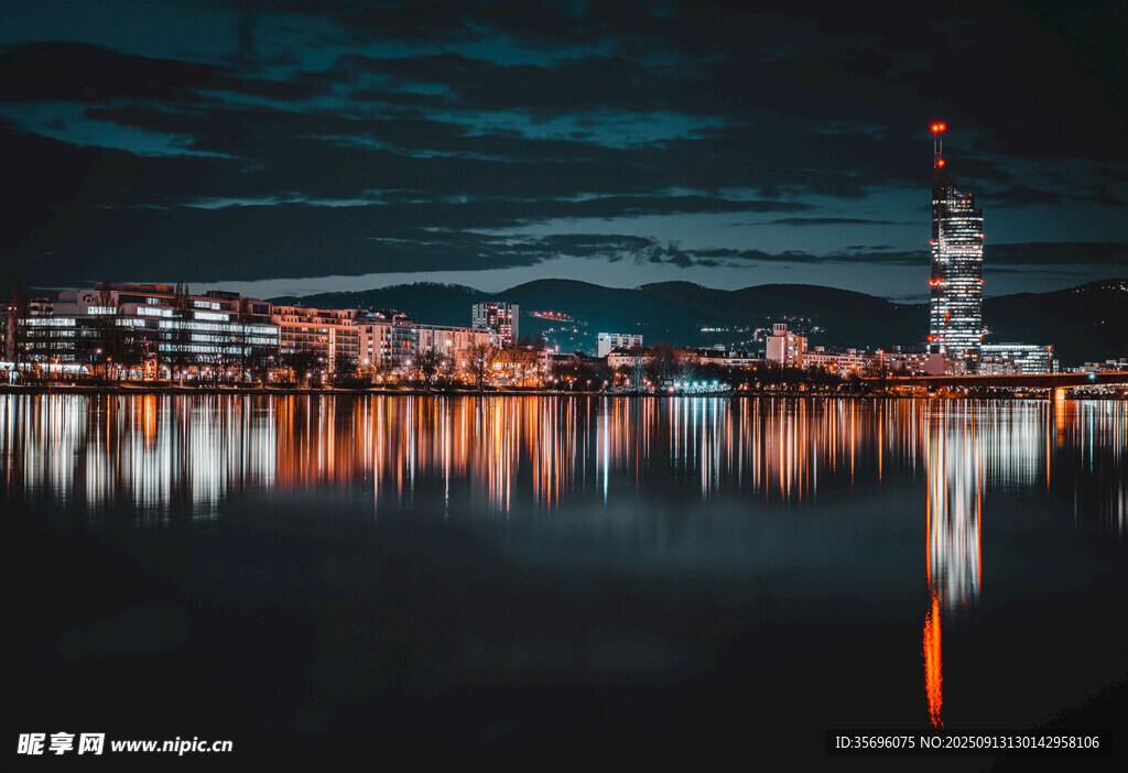 夜晚城市湖畔美麗倒影