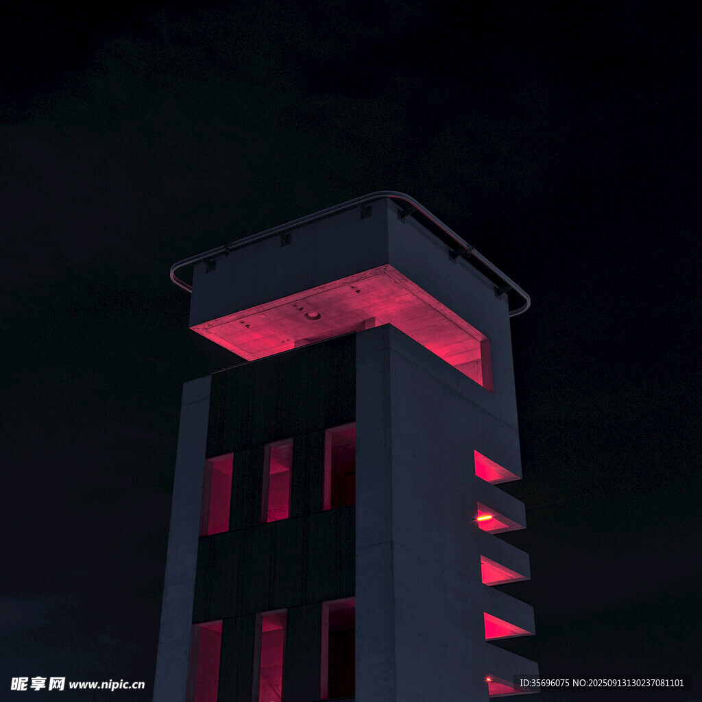 夜晚紅光照耀的高聳建筑