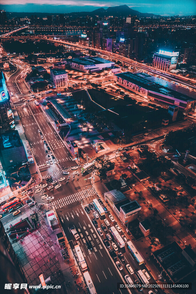 城市夜景中的繁華交通脈絡(luò)