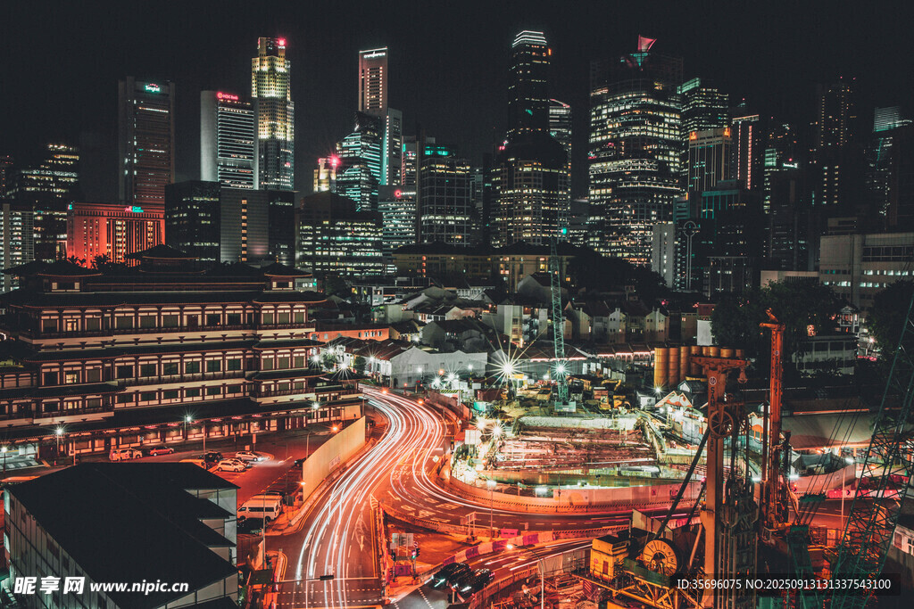 城市夜景中的璀璨車流