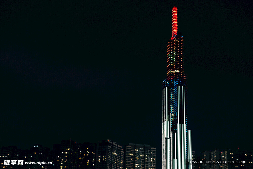 夜幕下高聳的現(xiàn)代化建筑