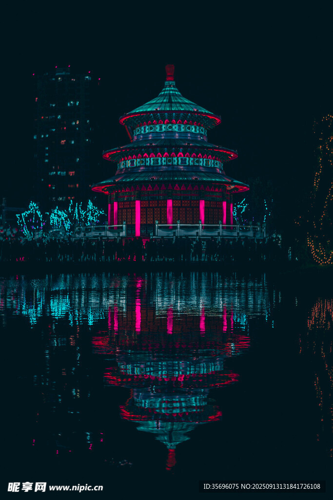 夢幻夜景中的絢麗古典建筑