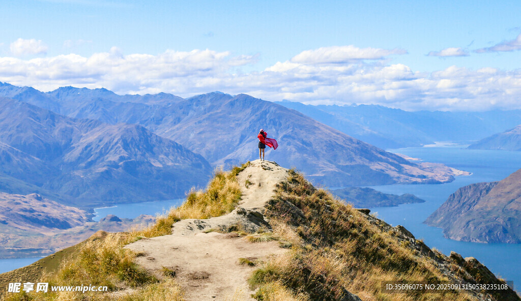 山頂徒步者俯瞰壯麗風景