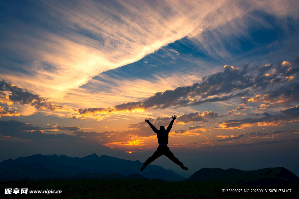 夕陽(yáng)下跳躍的自由身影