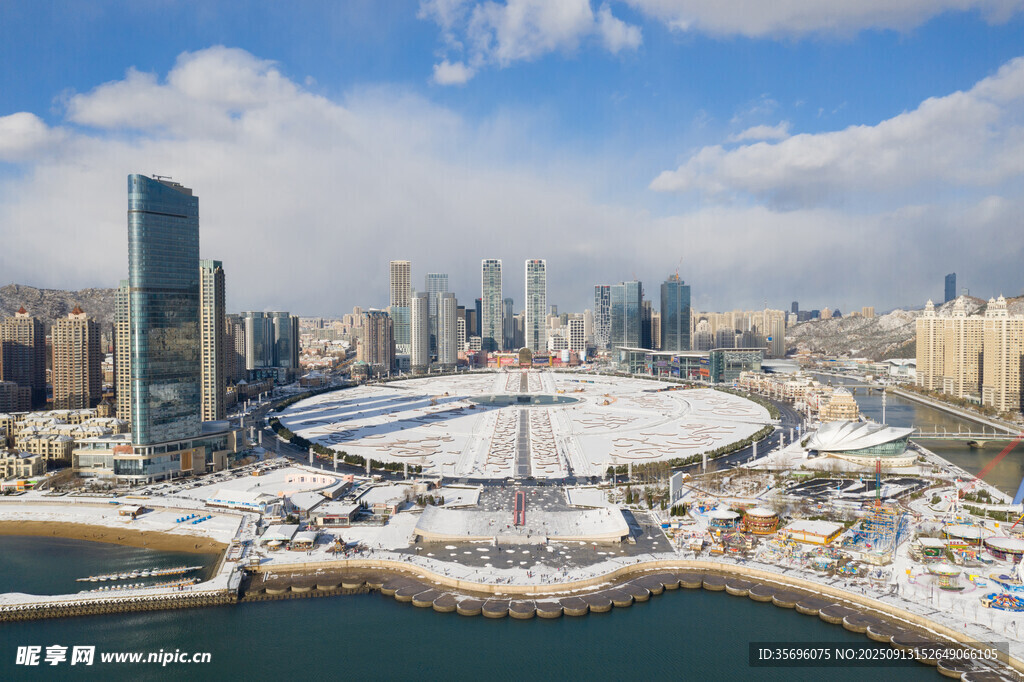航拍大連星海廣場雪景