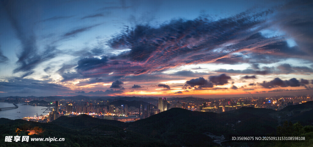 大連星海廣場城市建筑夜景全景