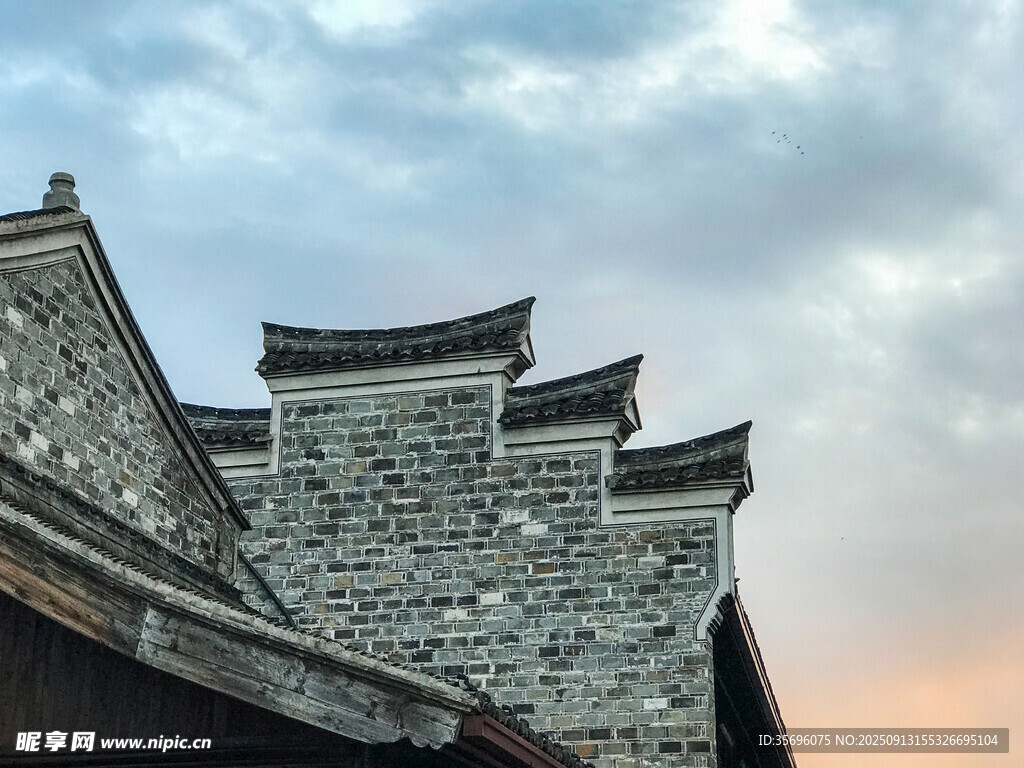 古建屋檐映于天際