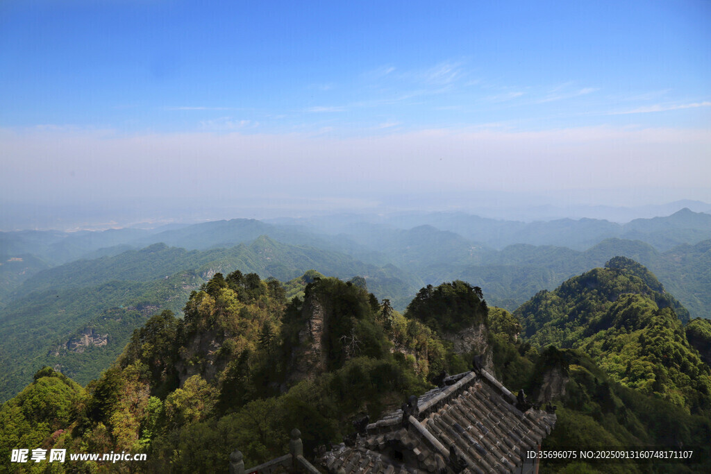 壯麗山景中的古樸建筑