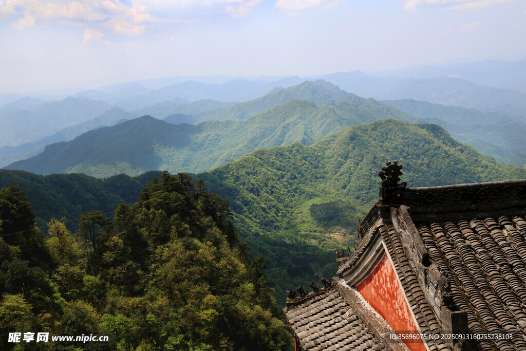山巔古建攬勝景