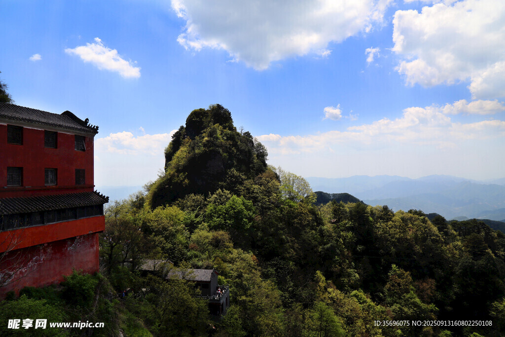 山巔古建映藍(lán)天綠樹