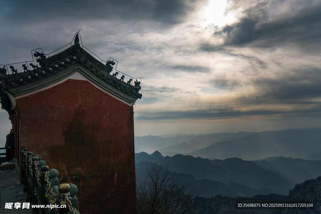 紅墻古建映云海山巒