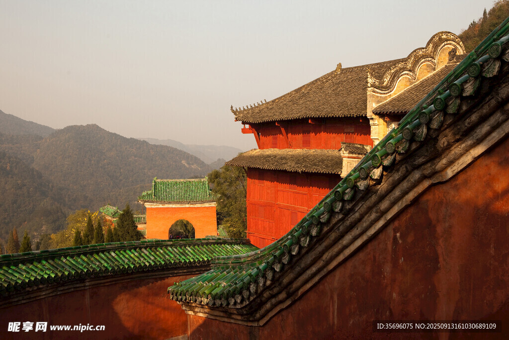 古建紅墻與遠(yuǎn)山景致