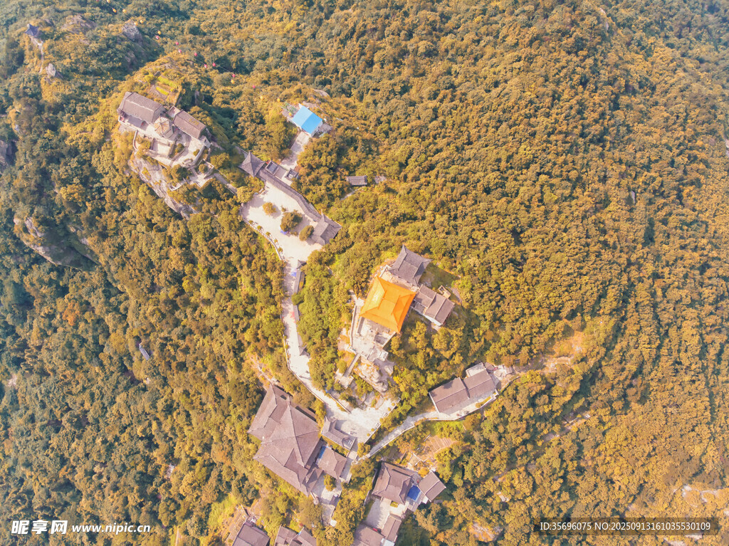 俯瞰山間建筑景觀