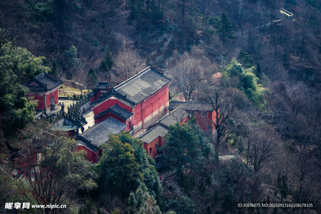 山林中的紅頂建筑