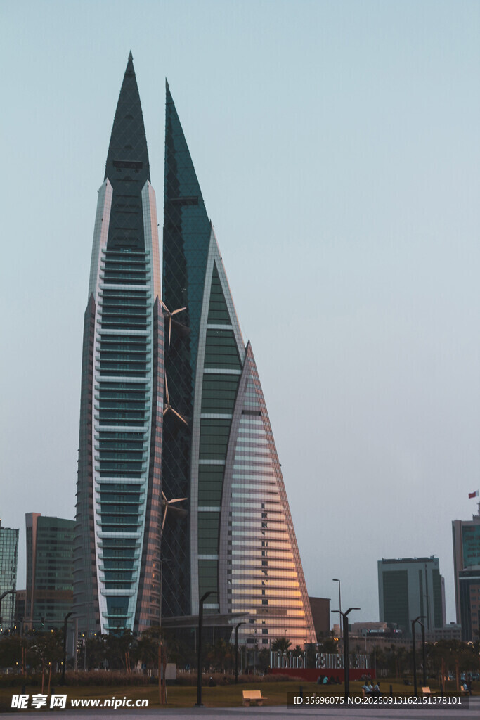高聳雙子摩天大樓景觀