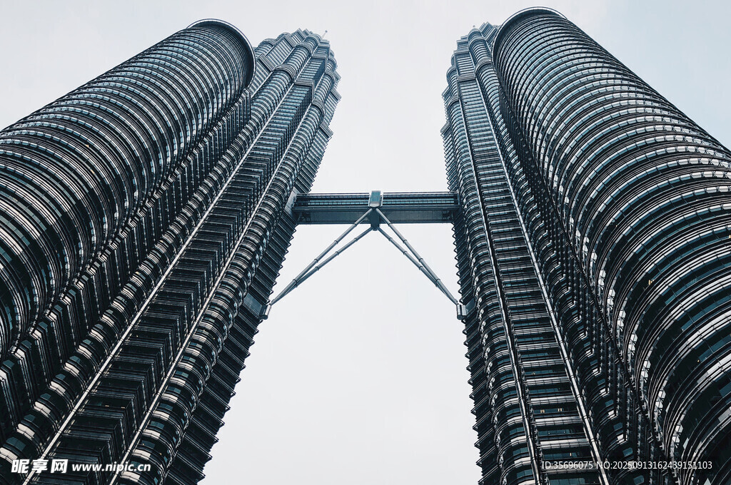 雙子塔建筑仰視景觀
