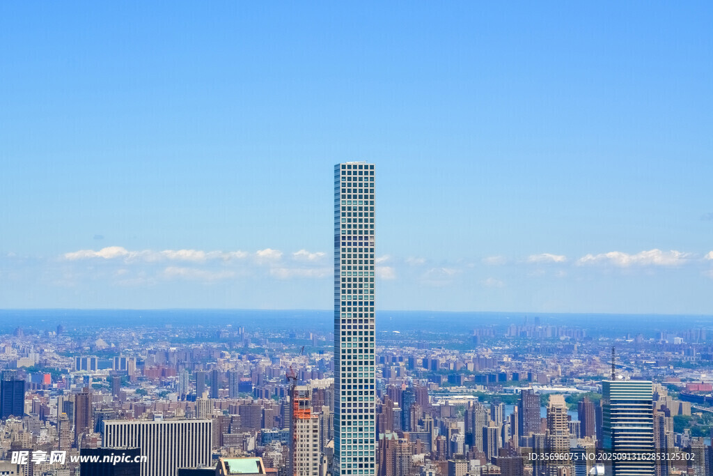 城市天際線中的高聳摩天大樓