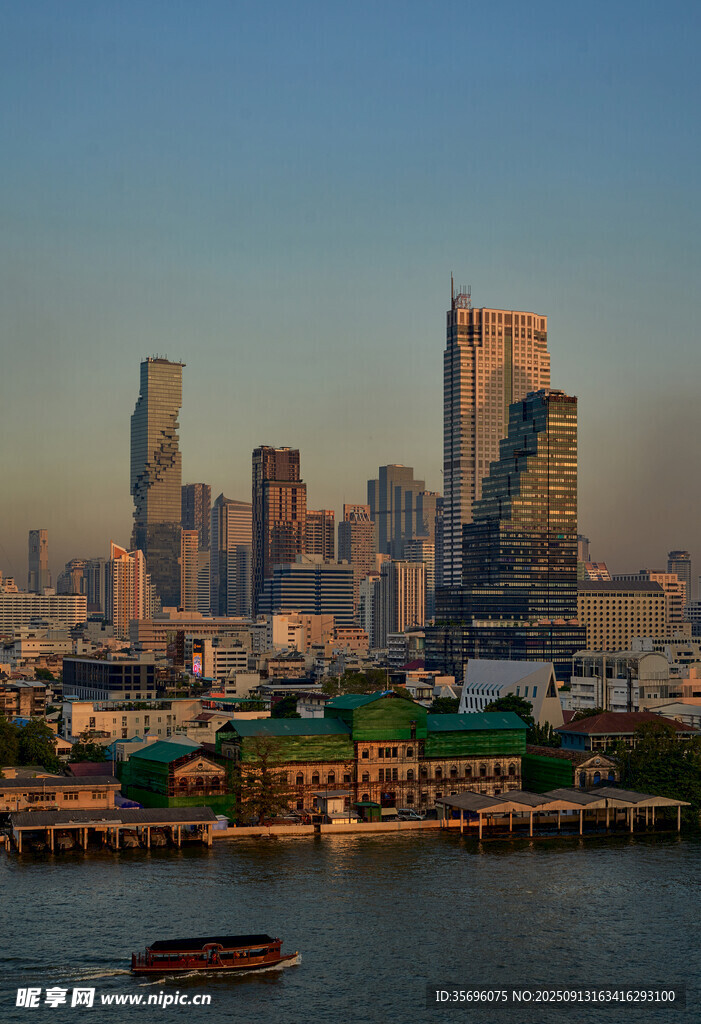 河畔都市天際線景觀