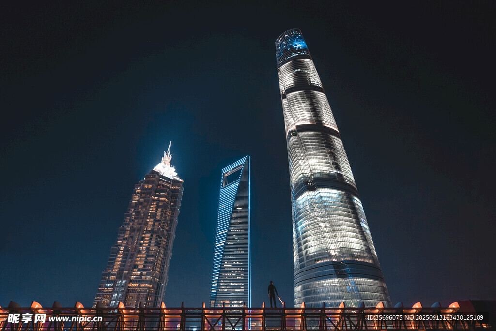 上海夜景中的摩天大樓