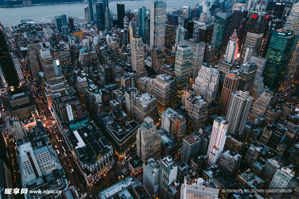 俯瞰繁華都市夜景