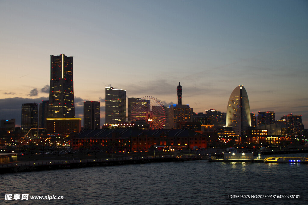 城市夜景下的璀璨水岸風(fēng)光