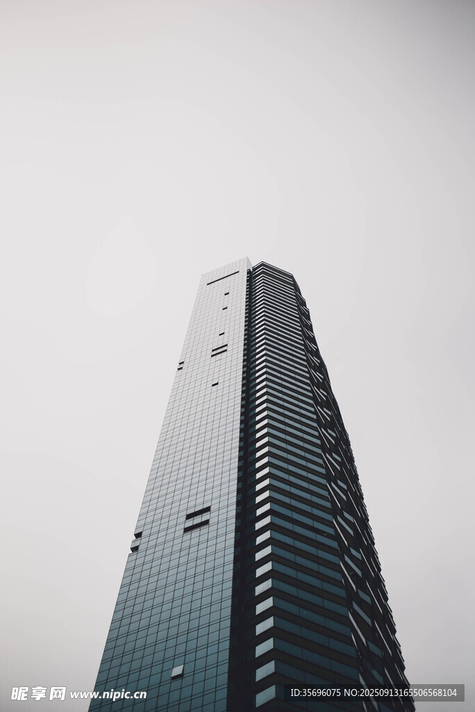 高聳入云的摩天大樓