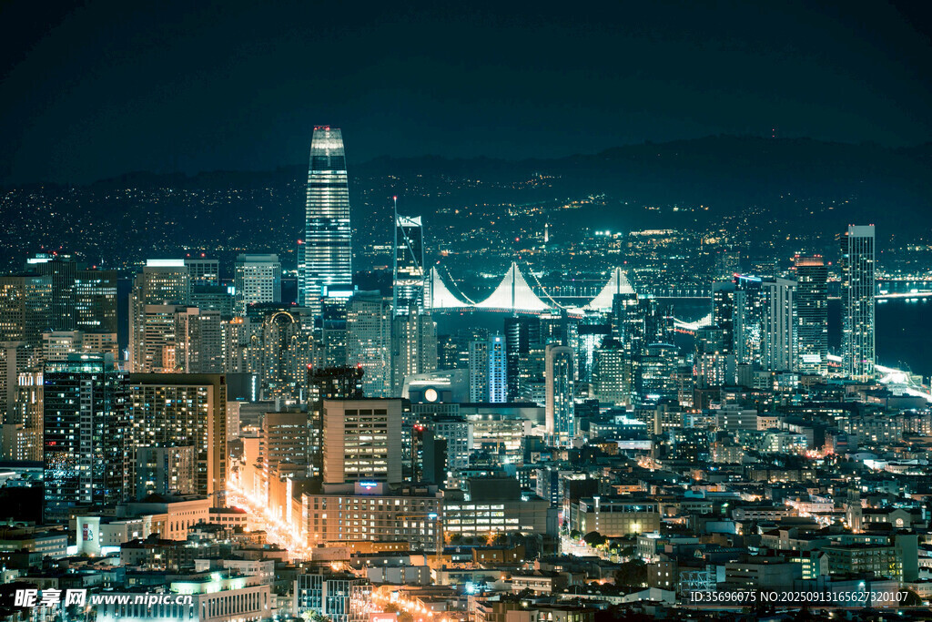 璀璨夜色下的繁華都市景觀