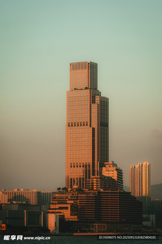 黃昏下的城市高樓景觀