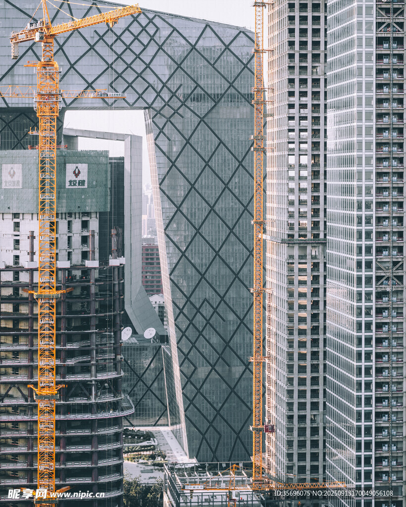 都市高樓與施工塔吊景觀