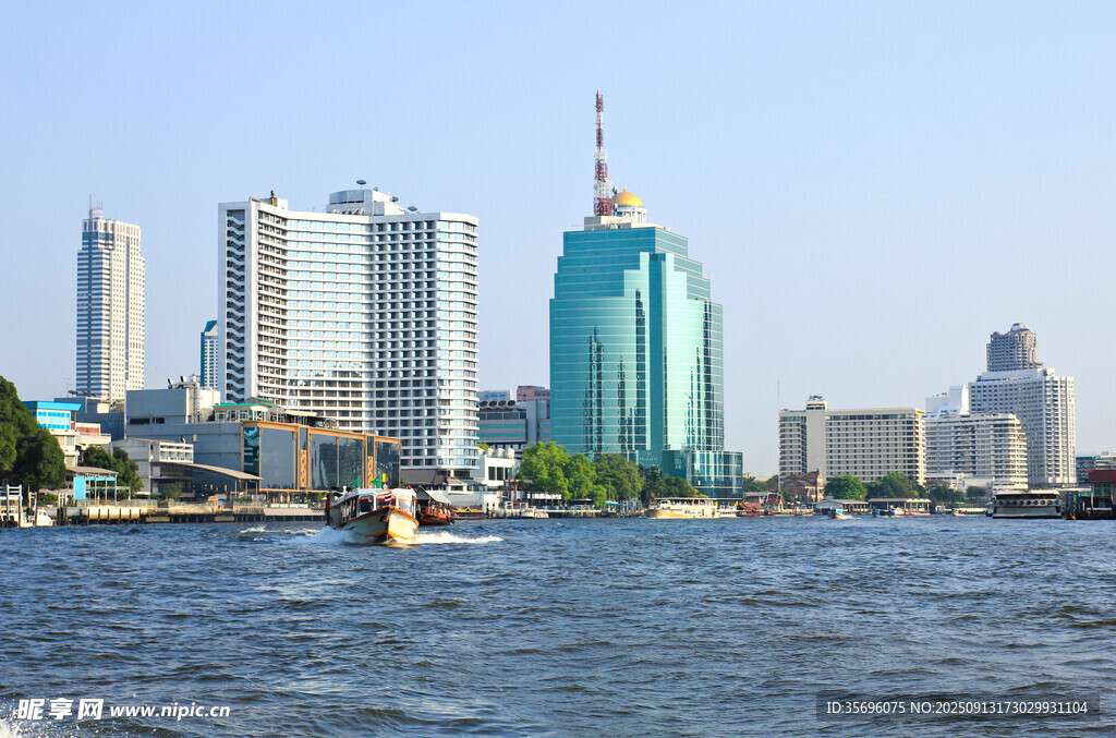 河畔城市天際線景觀