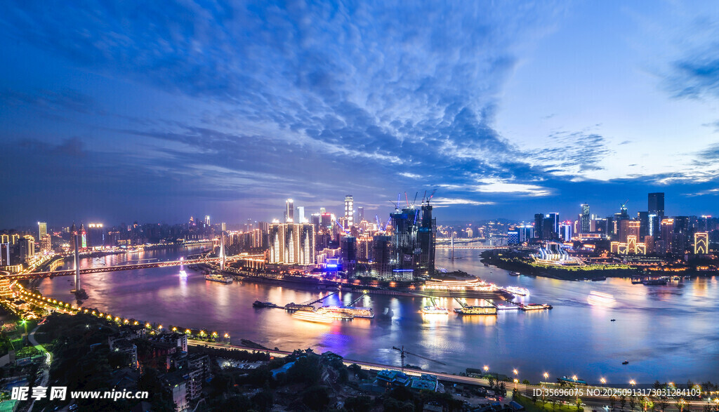城市江畔璀璨夜景