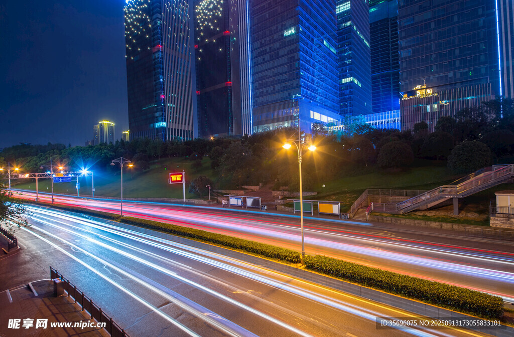 城市夜景中的車流光影
