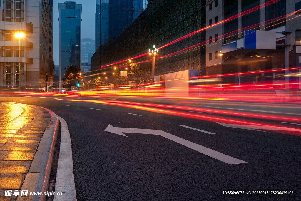 城市夜景道路光軌之美
