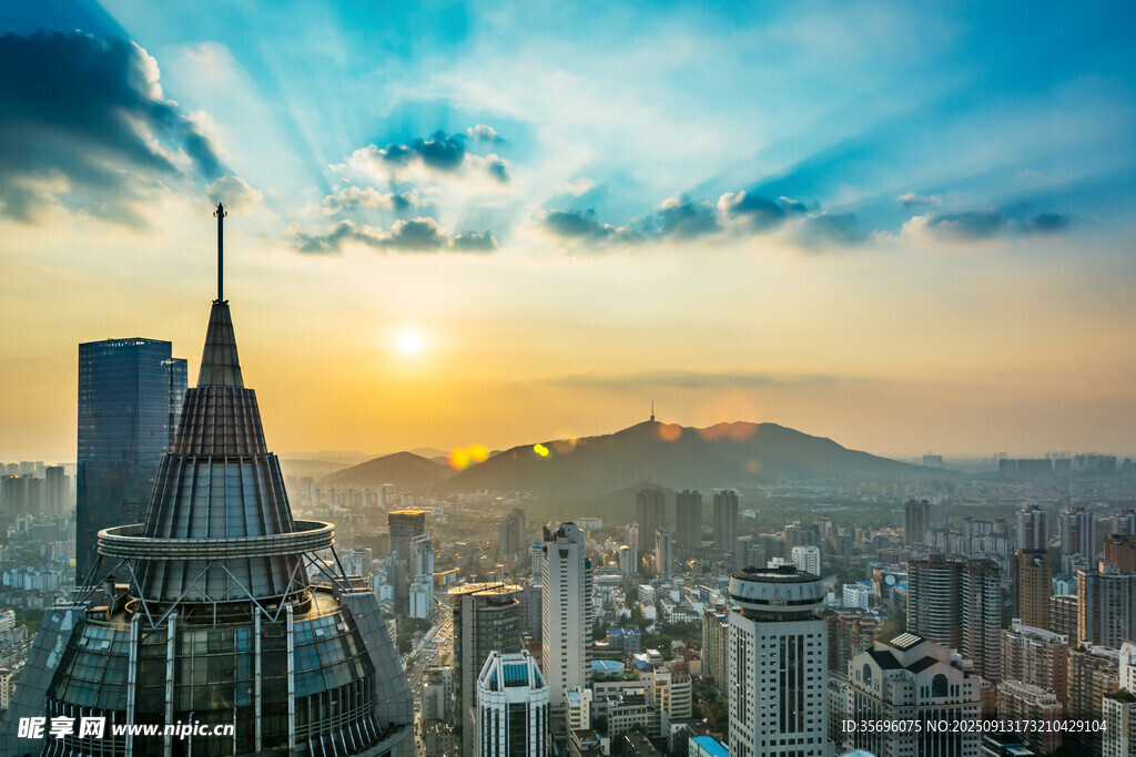 城市天際線的壯麗日落景觀