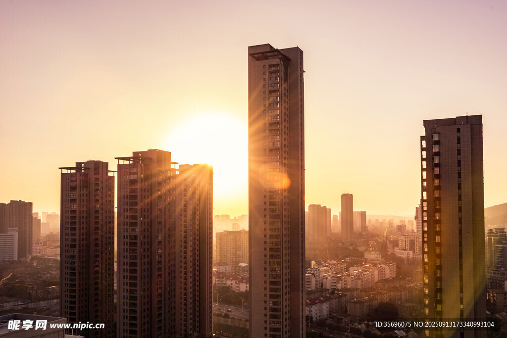 夕陽(yáng)下的都市高樓景觀