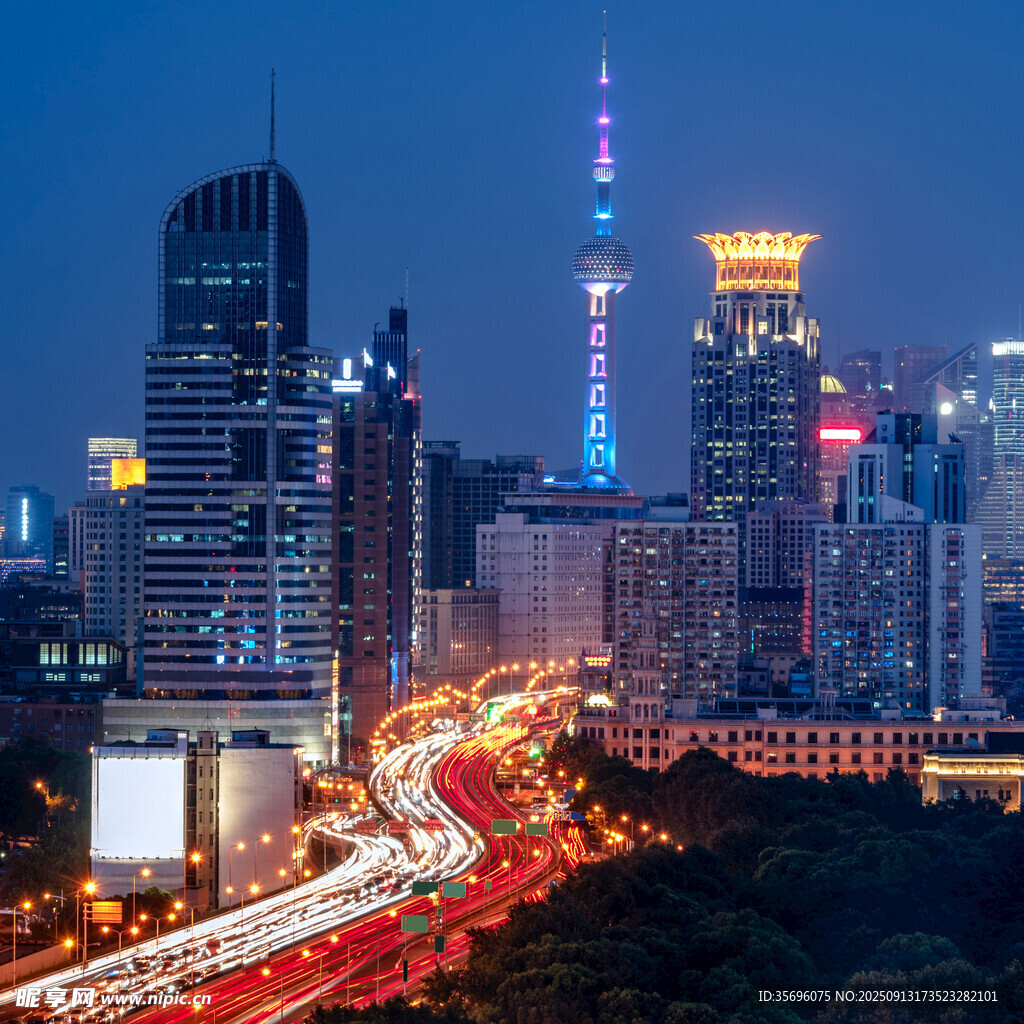 上海城市夜景中的繁華道路