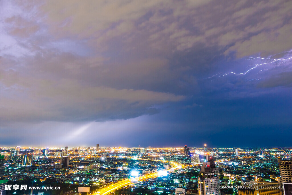 城市夜空閃電壯麗景觀