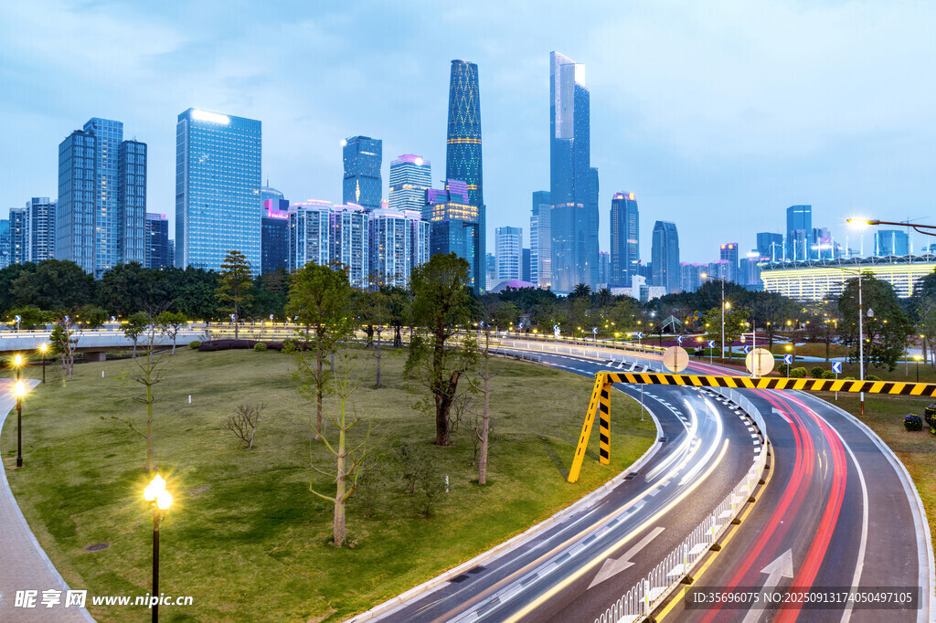 城市夜景中的蜿蜒公路