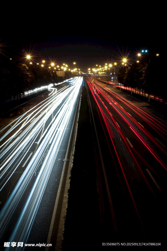 夜晚車(chē)流光影軌跡