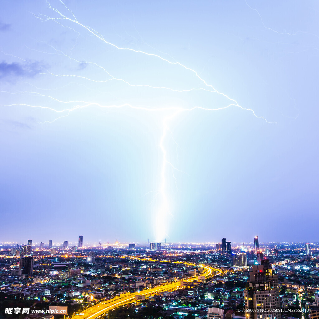 城市上空閃電劃破天際