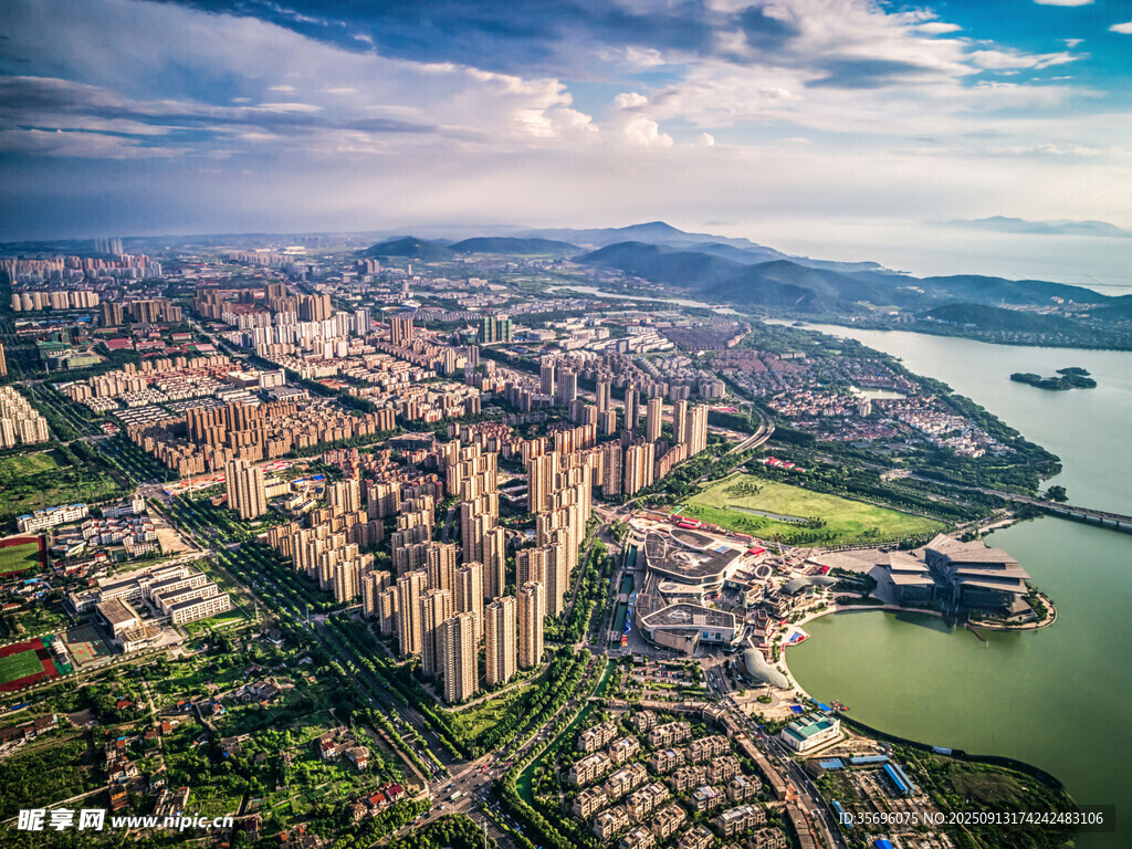 城市河畔壯麗天際線景觀