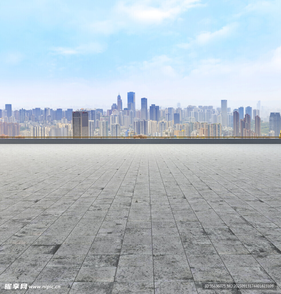 城市前的空曠磚石地面