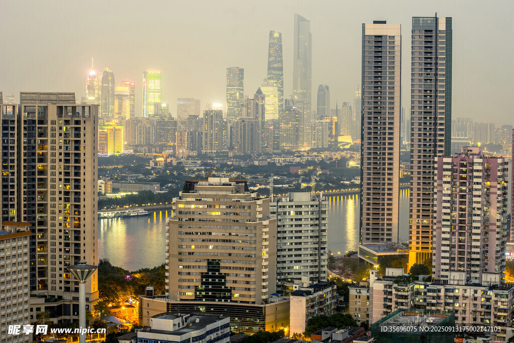 繁華都市河畔高樓夜景