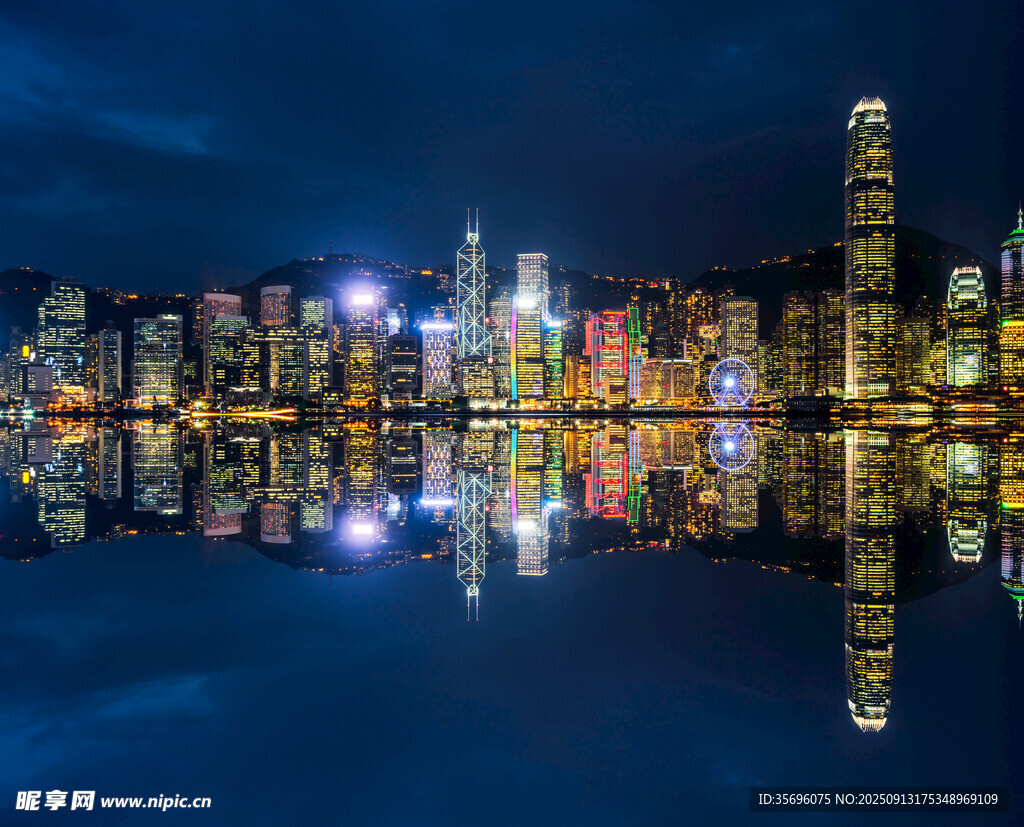 城市璀璨夜景倒影