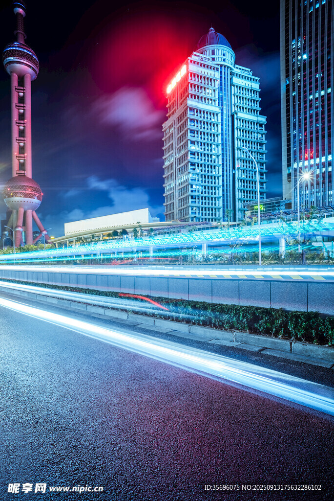 都市夜景下的璀璨道路