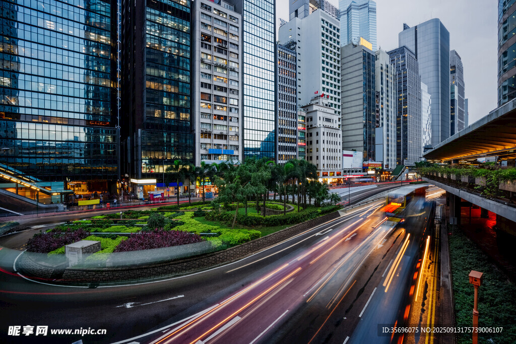 都市夜景車流與林立高樓