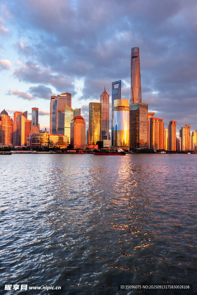 上海外灘絢麗城市天際線