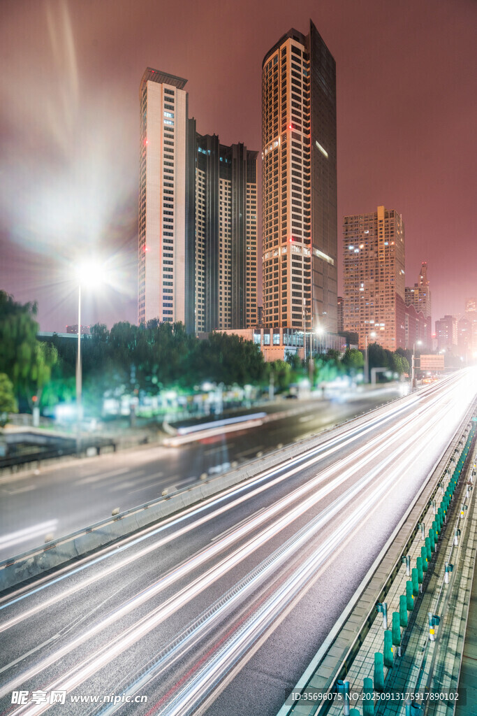 城市夜景下的繁忙公路